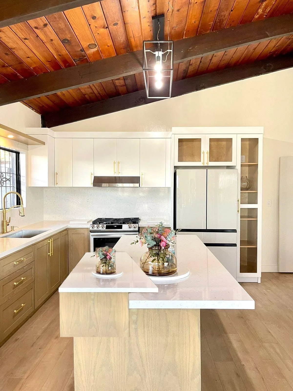 Cocina integral a la medida fabricada en Tijuana por Doig Woodwork — Liso Moderno con encino shaker mixto